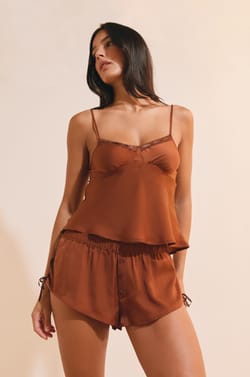 Short de pyjama satin&eacute; avec d&eacute;tail n&oelig;ud;${refinementColor}