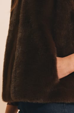 Gilet sans manches en fausse fourrure;${refinementColor}