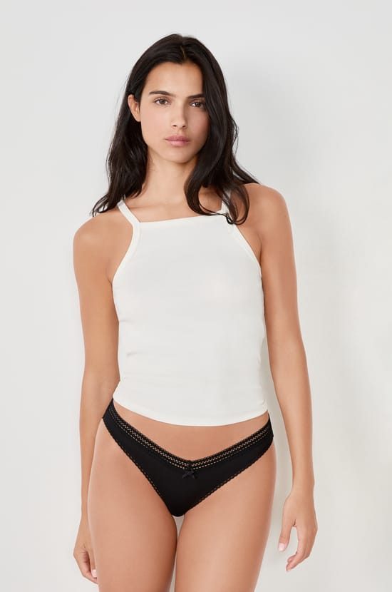 Hoch ausgeschnittener Tanga mit Details aus Spitze;${refinementColor}