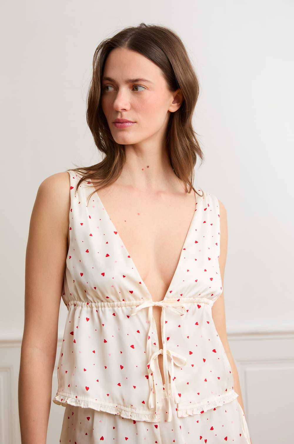 Satijnen top met strikdetail en hartjesmotief;${refinementColor}