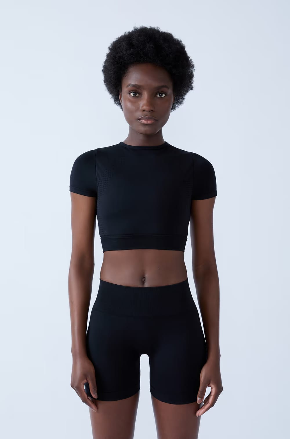 Camiseta deportiva de manga corta 2 en 1;${refinementColor}