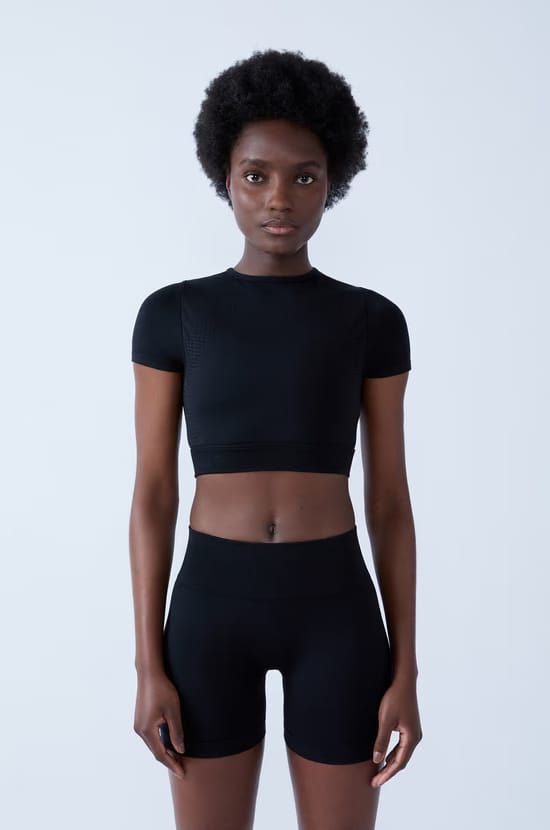 Top deportivo de manga corta 2 en 1;${refinementColor}