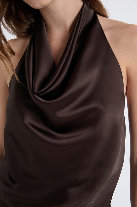 Top sans manches satiné avec col bénitier;${refinementColor}