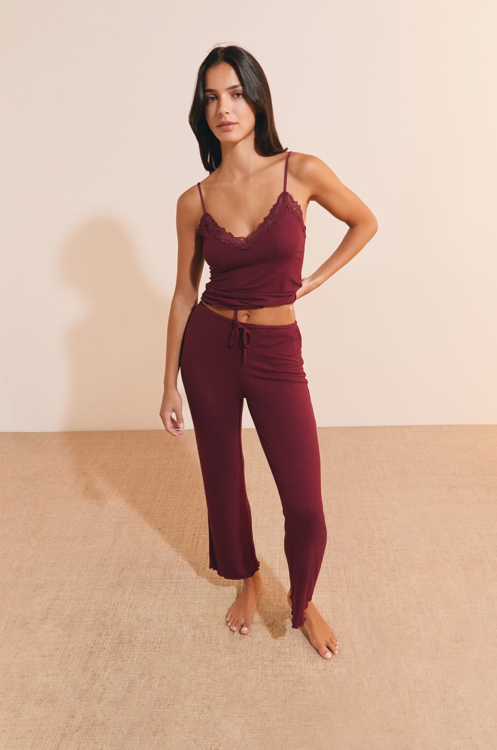 Ensemble de pyjama 2 pi&egrave;ces en maille c&ocirc;tel&eacute; d&eacute;tails dentelle;${refinementColor}