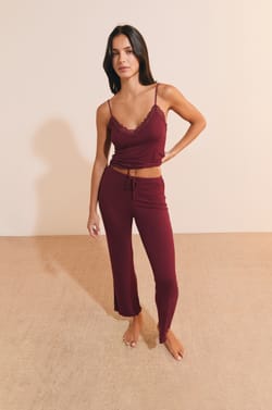 Ensemble de pyjama 2 pi&egrave;ces en maille c&ocirc;tel&eacute; d&eacute;tails dentelle;${refinementColor}