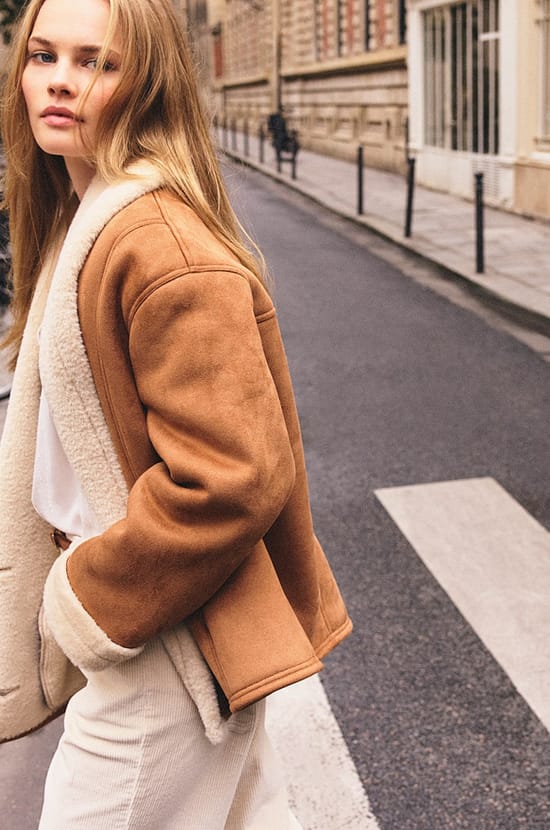 Manteau court en fausse fourrure;${refinementColor}