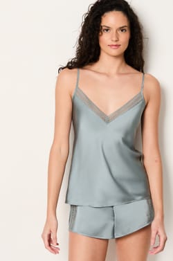 Top de encaje satinado;${refinementColor}