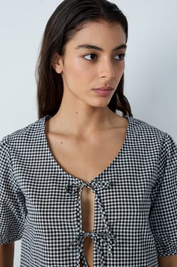 Short-sleeved checkered cotton blouse with bows;${refinementColor}
