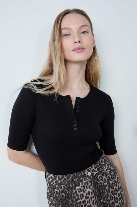 Body mit 3/4-&Auml;rmeln und Knopfleiste am Kragen;${refinementColor}