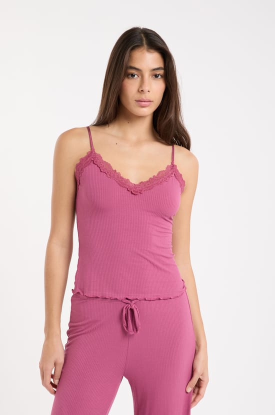 Ensemble de pyjama 2 pi&egrave;ces en maille c&ocirc;tel&eacute; d&eacute;tails dentelle;${refinementColor}