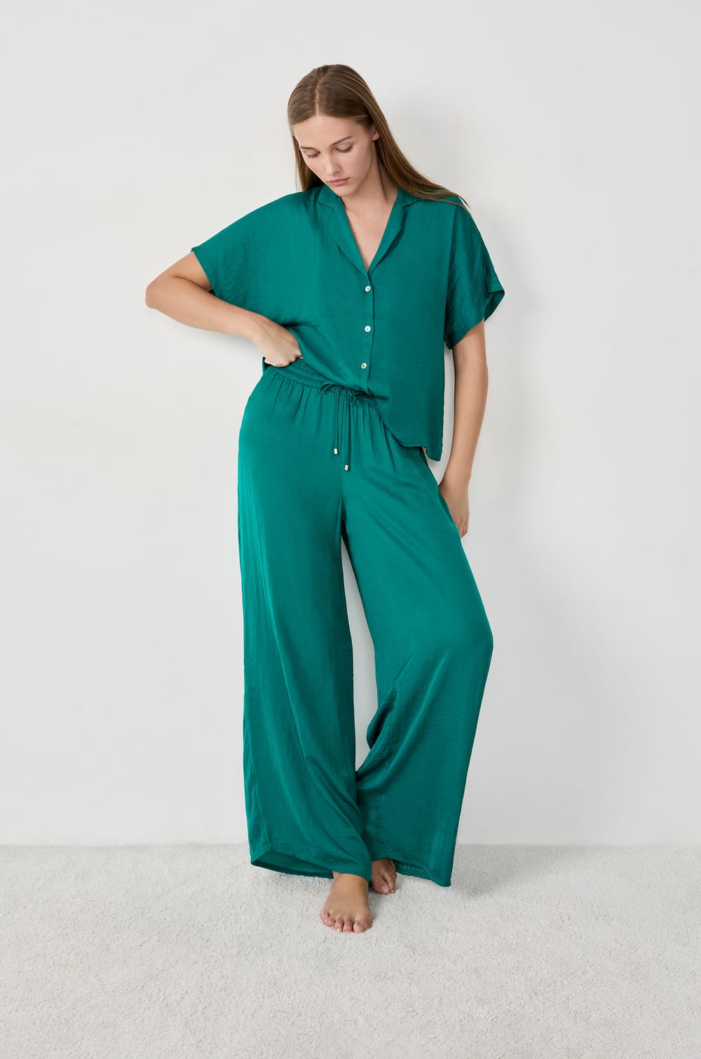 Satijnen broek met wijde pijpen;${refinementColor}