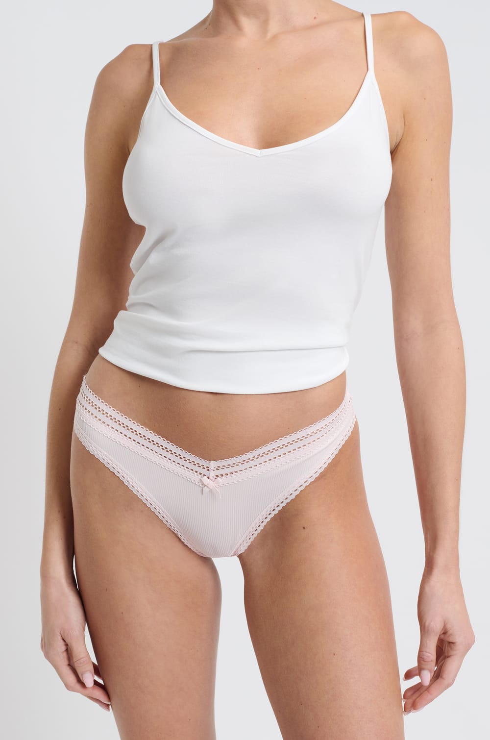 Tanga V-shape de microfibra y encaje;${refinementColor}
