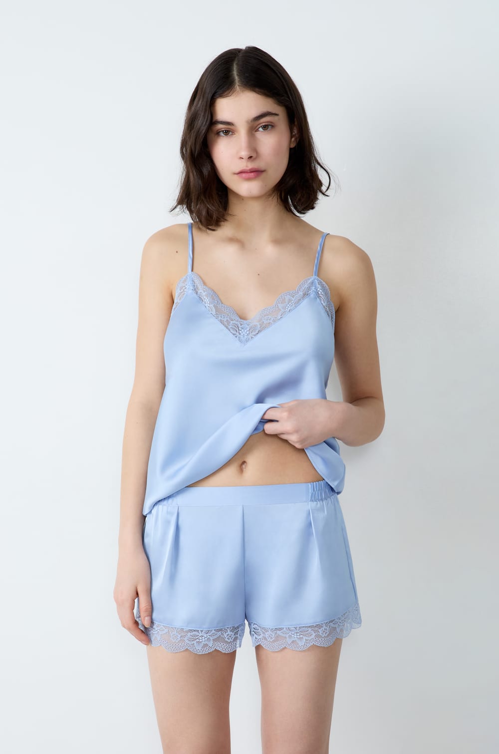 Pantalones cortos de pijama satinados con detalles de encaje;${refinementColor}