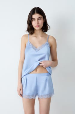 Pantalones cortos de pijama satinados con detalles de encaje;${refinementColor}