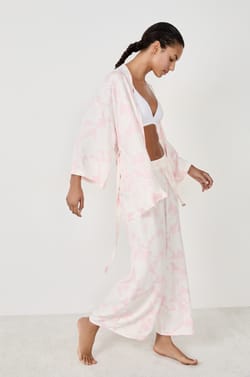Déshabillé satiné imprimé;${refinementColor}