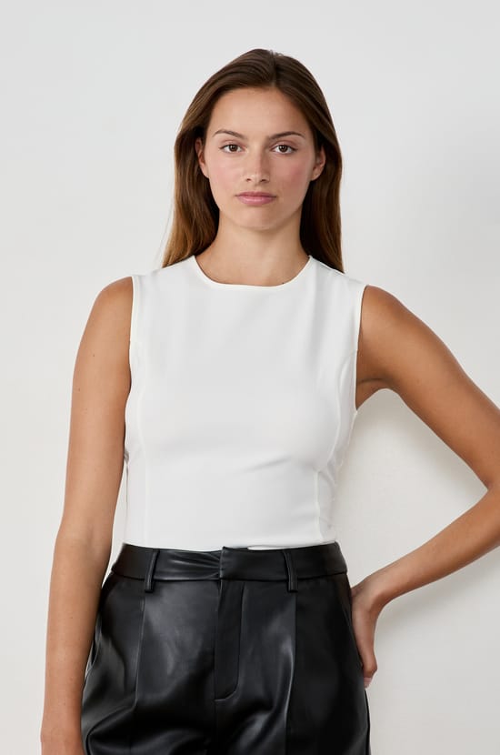 Sleeveless T-shirt;${refinementColor}