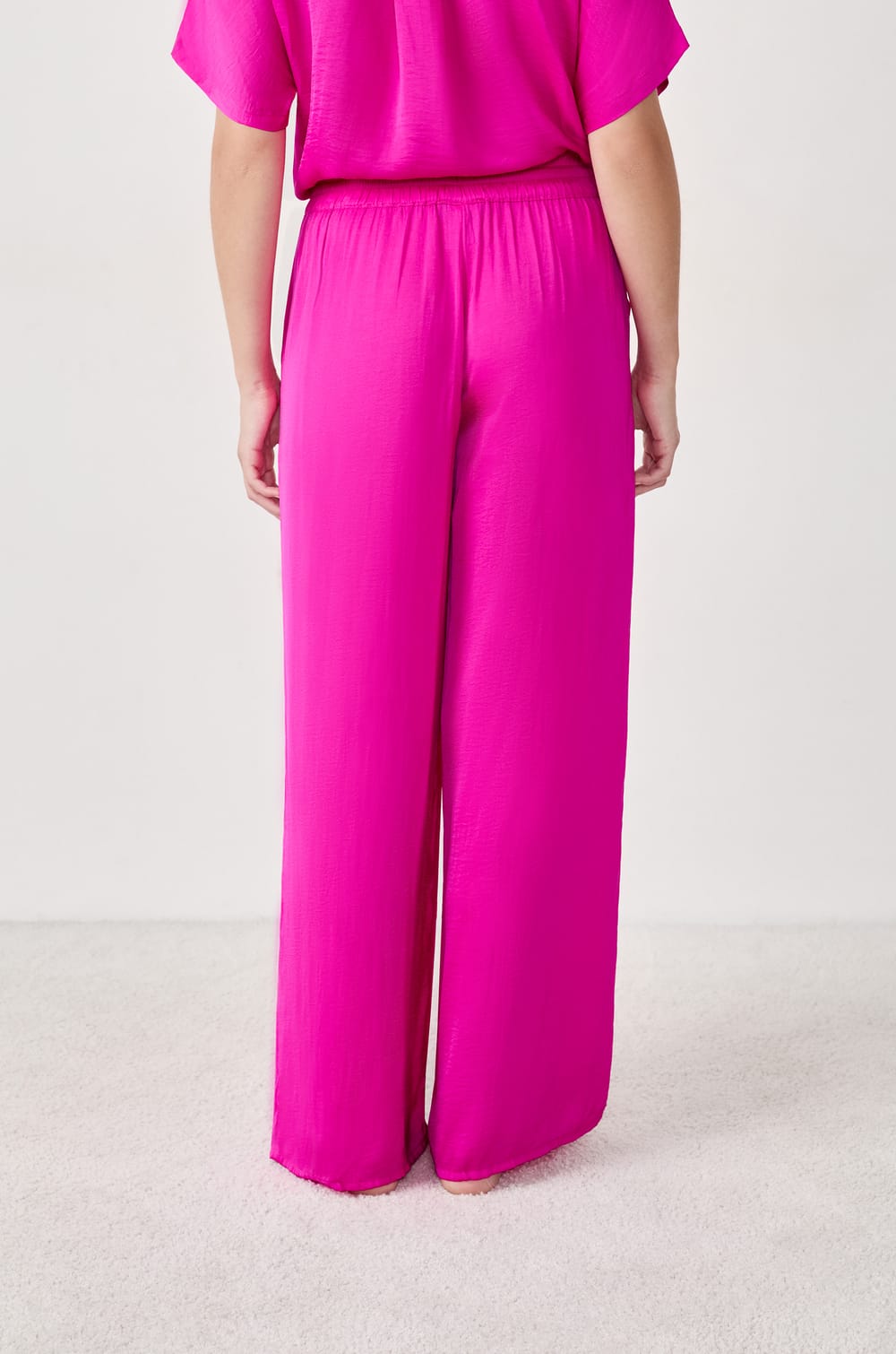Pantalon satin&eacute; coupe large;${refinementColor}