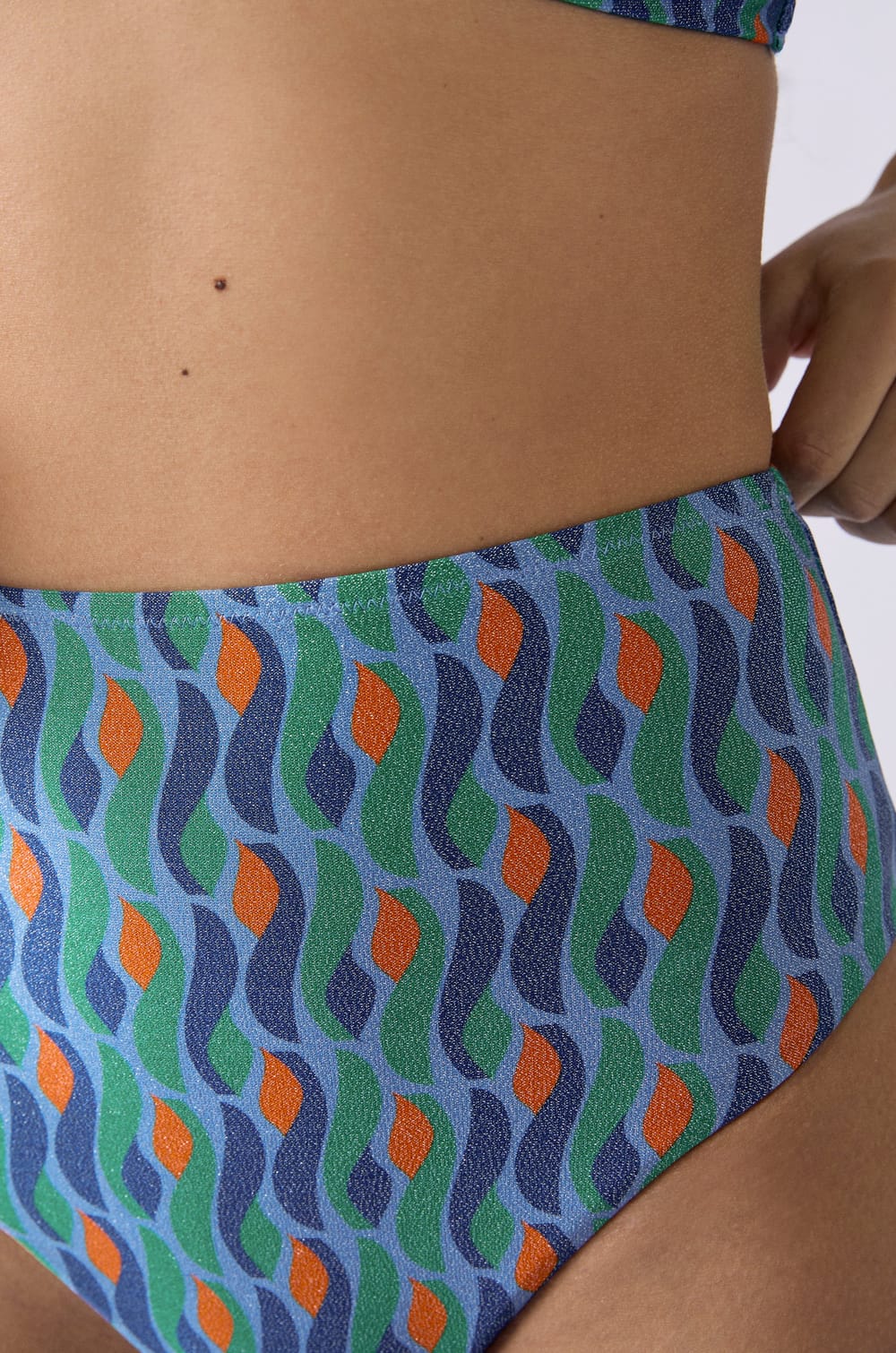 Braguita de bikini de cintura alta brillante;${refinementColor}