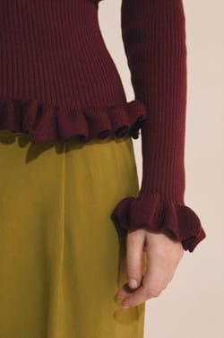 Pull col V avec d&eacute;tails manches;${refinementColor}