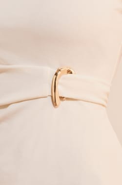 T-shirt sans manches serr&eacute; &agrave; la taille avec d&eacute;tail bijou;${refinementColor}