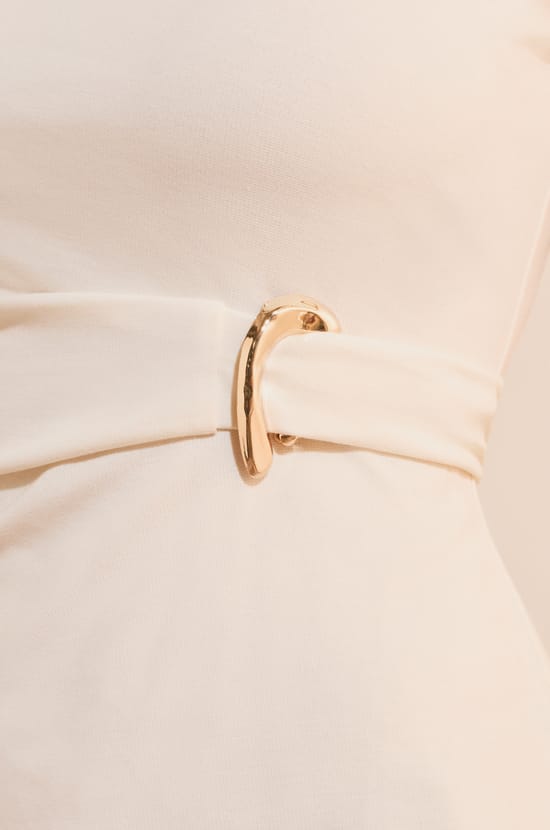 T-shirt sans manches serr&eacute; &agrave; la taille avec d&eacute;tail bijou;${refinementColor}