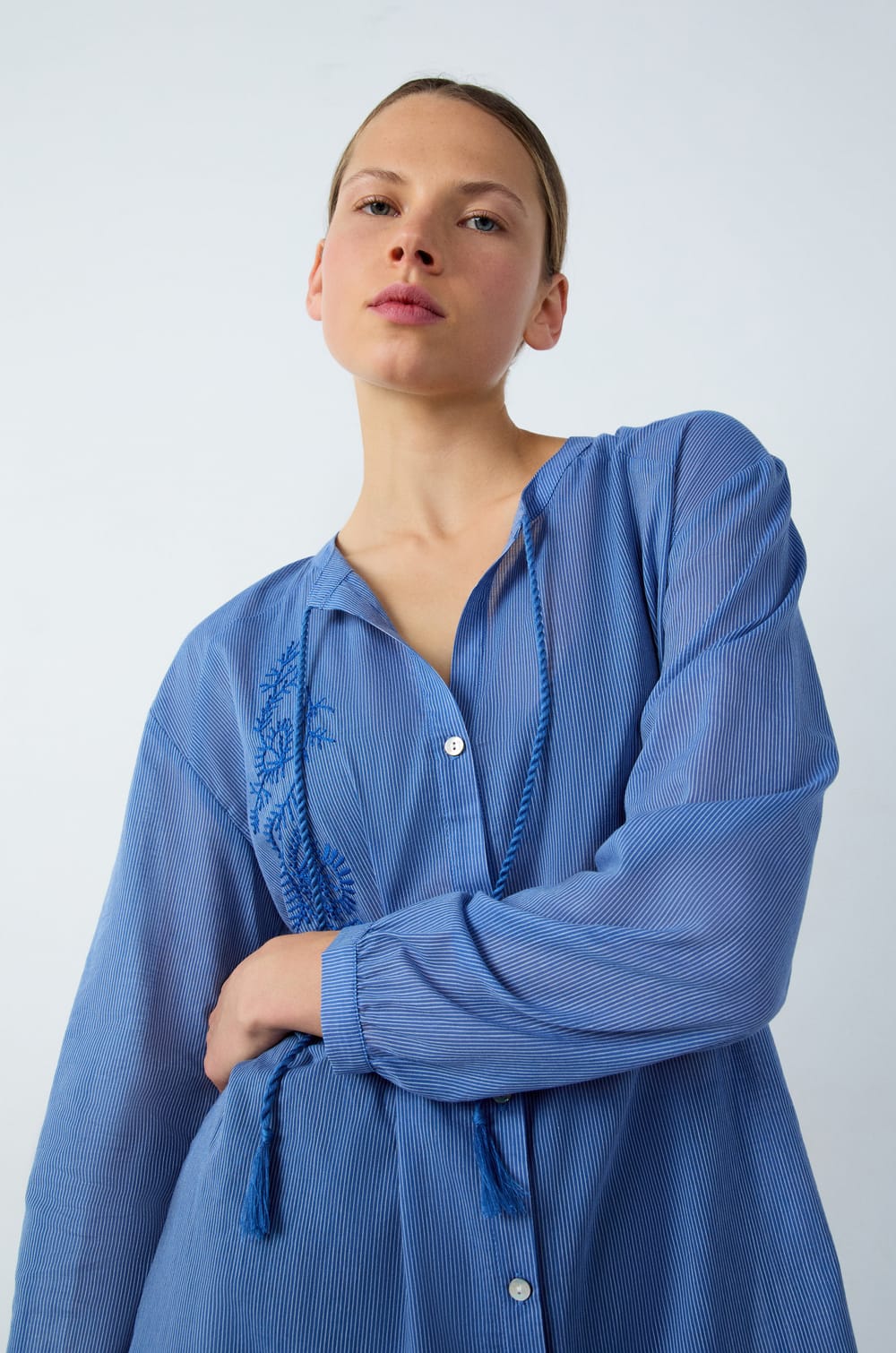 Cotton nightshirt with embroidery details;${refinementColor}
