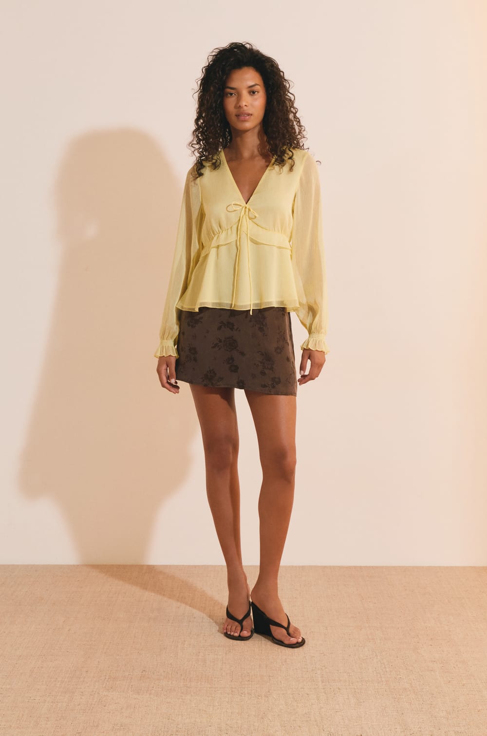 Blouse &agrave; volants avec manches transparentes;${refinementColor}