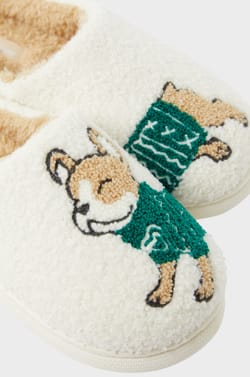 Chaussons à motif bouledogue en fausse fourrure;${refinementColor}