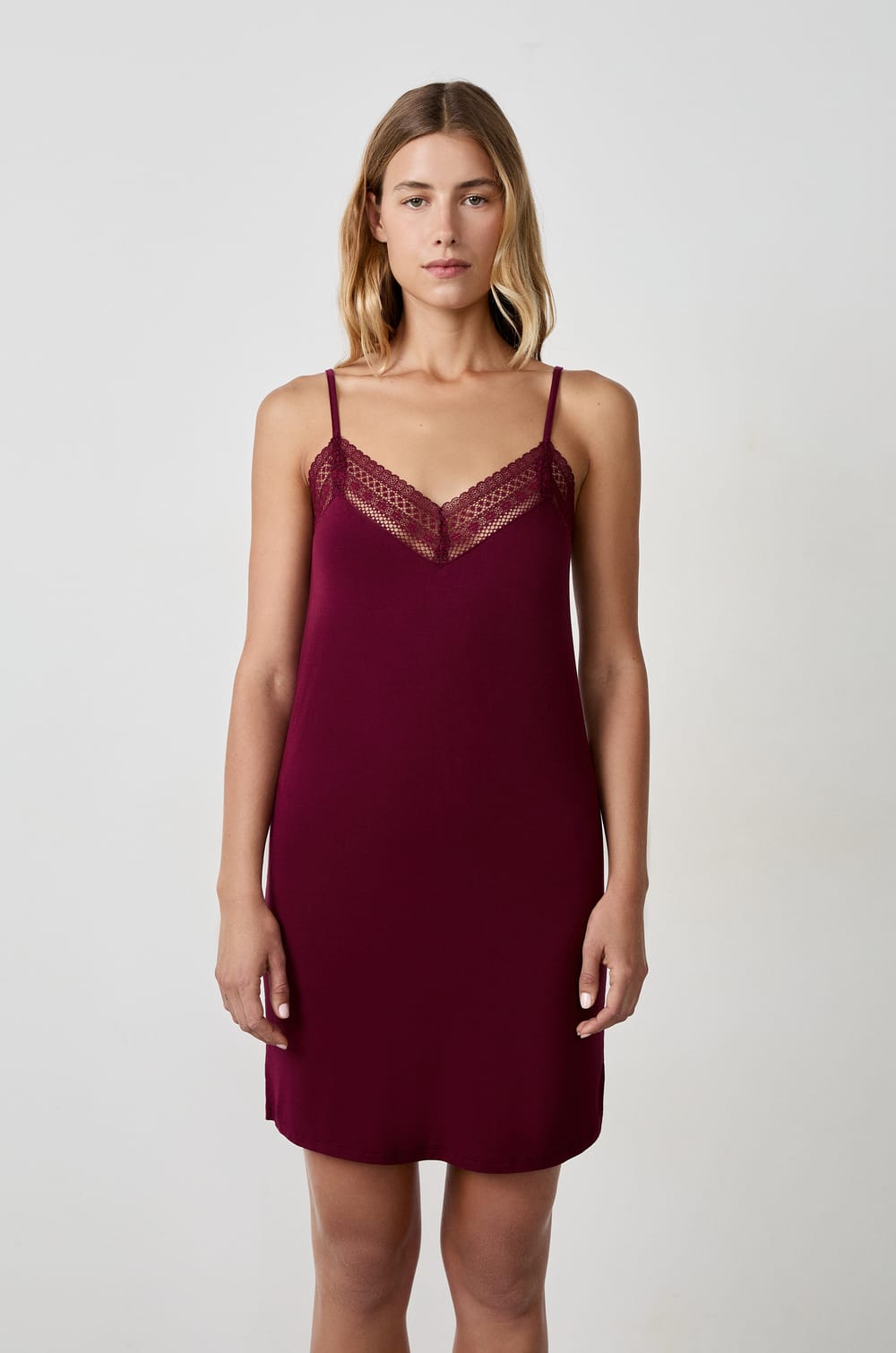 Nuisette décolleté dentelle;${refinementColor}