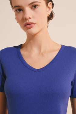 T-shirt &agrave; col V avec coton modal;${refinementColor}