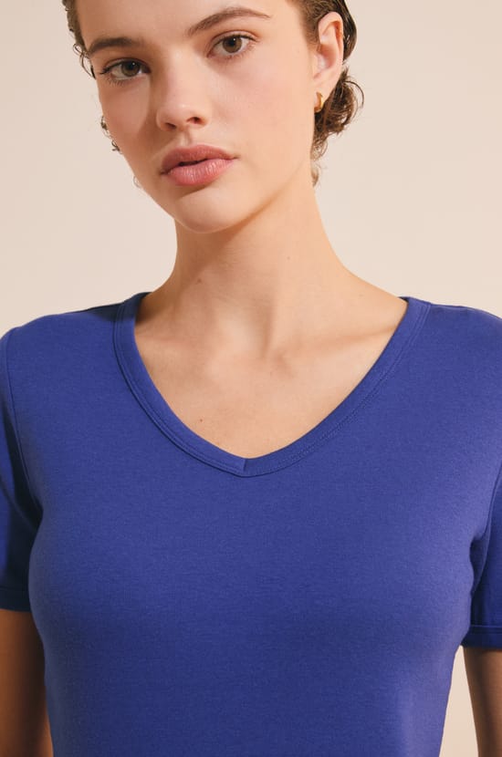 T-shirt &agrave; col V avec coton modal;${refinementColor}