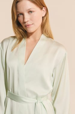 D&eacute;shabill&eacute; long satin&eacute;;${refinementColor}