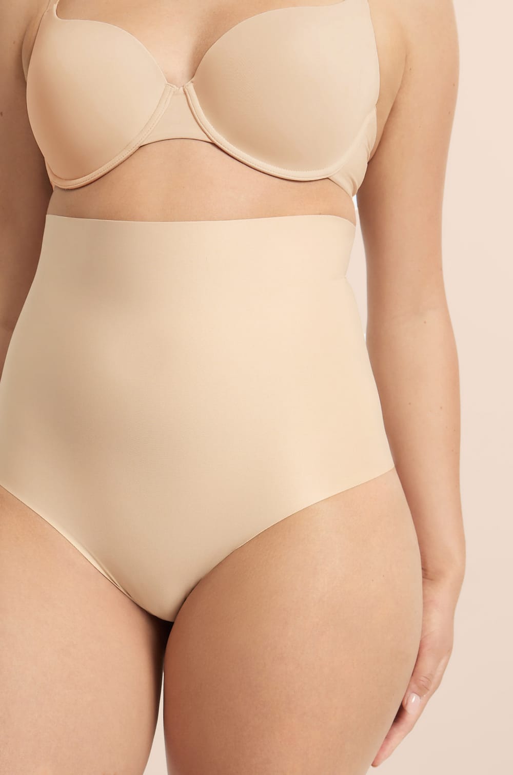 Majtki z wysokim stanem - wysoki stopień modelowania;${refinementColor}