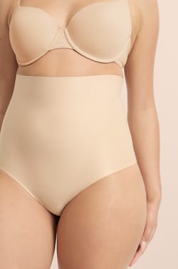 Majtki z wysokim stanem - wysoki stopień modelowania;${refinementColor}