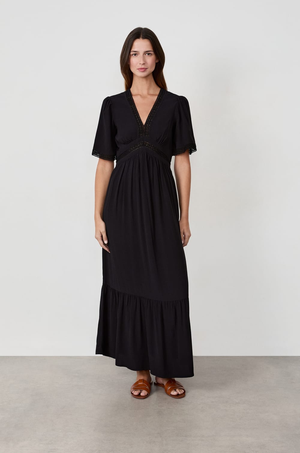 Long dress with embroidery;${refinementColor}