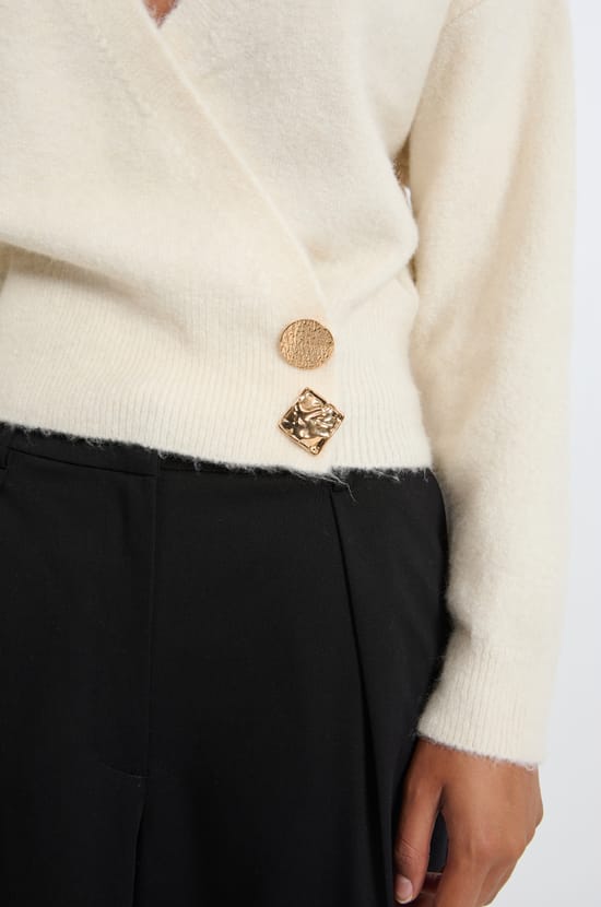 Pull col V avec boutons dorés;${refinementColor}