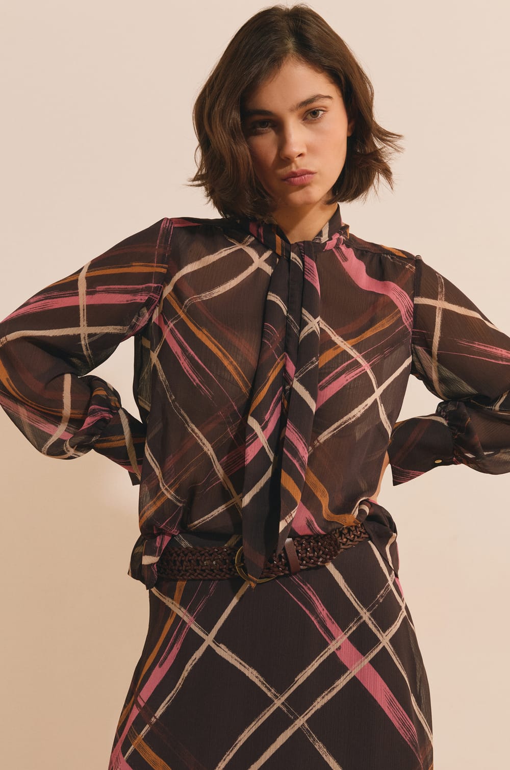 Blouse transparente avec lien &agrave; nouer &agrave; motif quadrill&eacute;;${refinementColor}