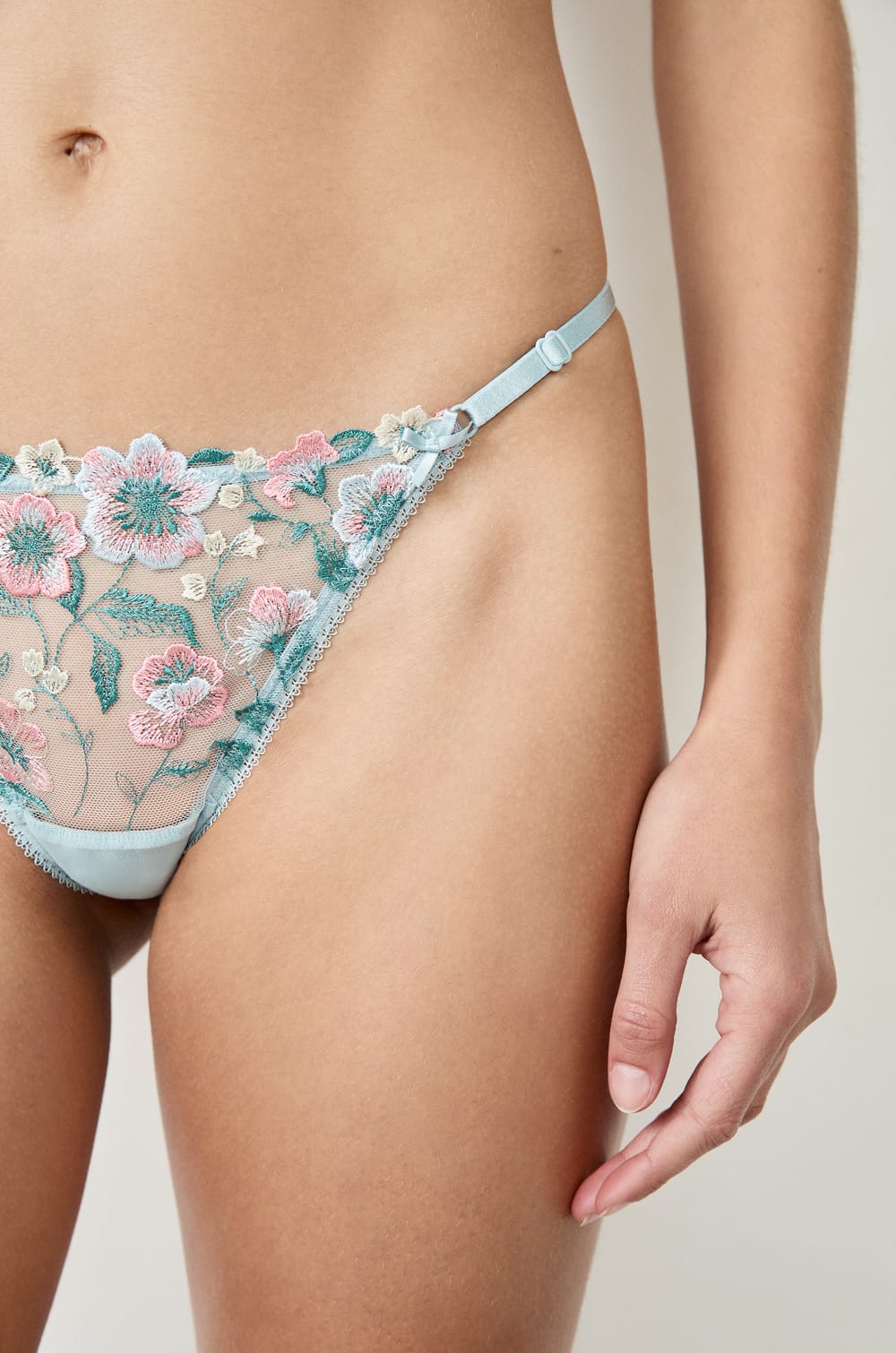 Tanga de hilo con encaje;${refinementColor}