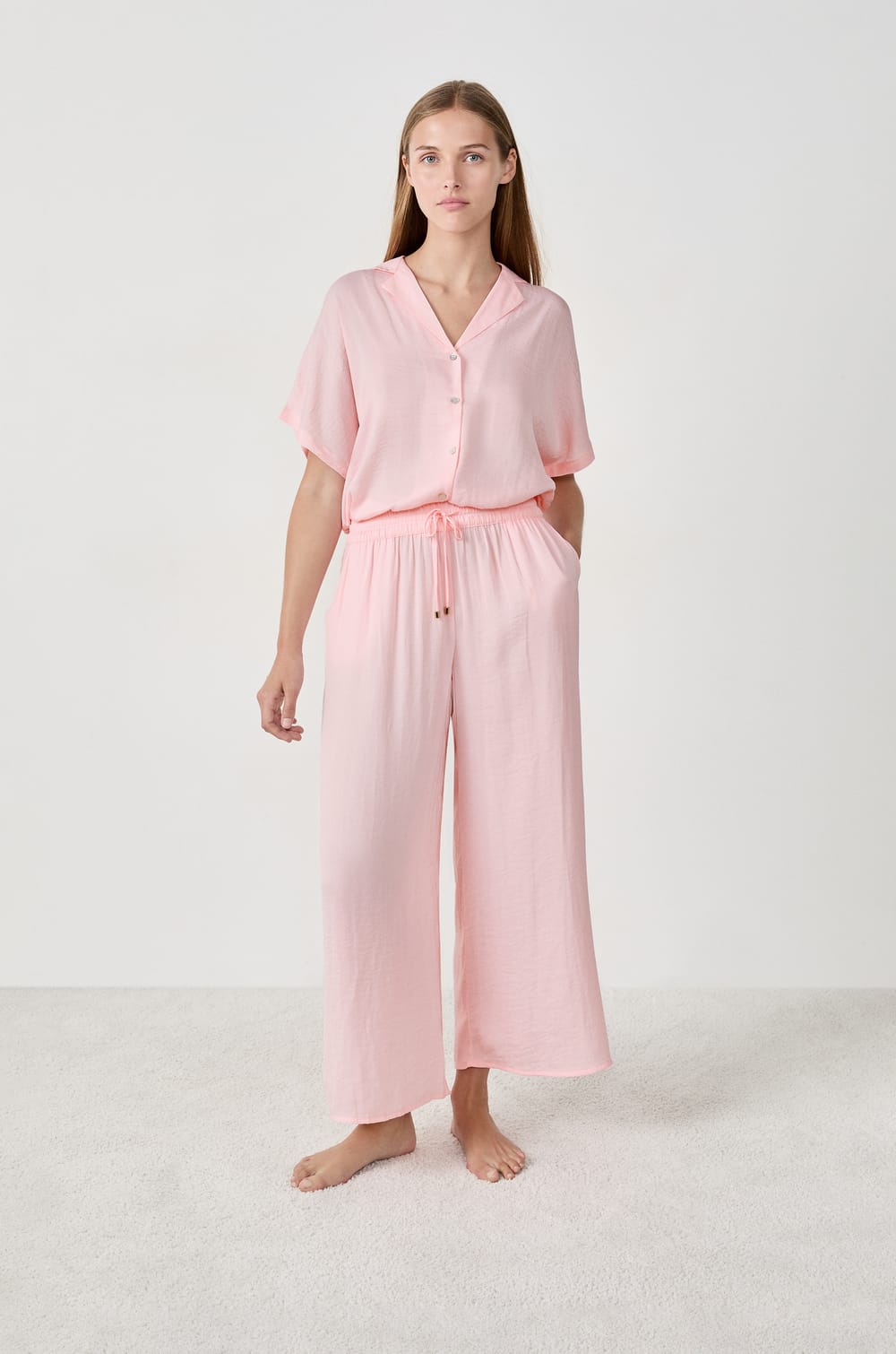 Pantalon satiné 7/8 coupe large;${refinementColor}
