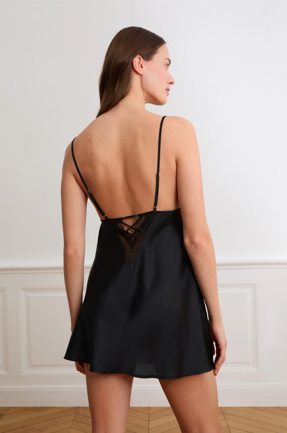 Satijnen babydoll met vetersluiting en kant;${refinementColor}