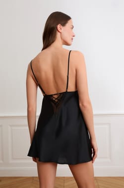 Satijnen babydoll met vetersluiting en kant;${refinementColor}