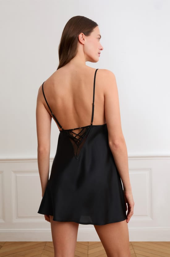 Nuisette en satin avec d&eacute;tails lac&eacute;s et dentelle;${refinementColor}