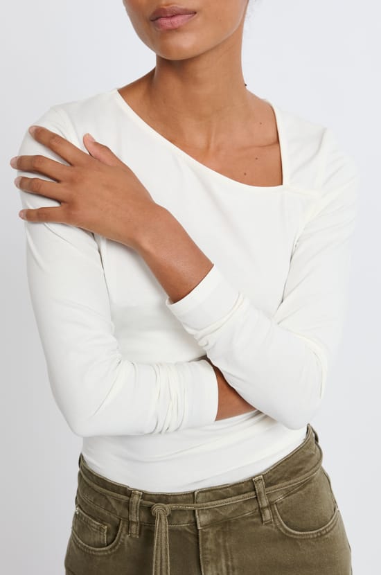 T-shirt manches longues col asymétrique en coton;${refinementColor}