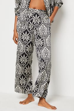 Pantalón con estampado floral;${refinementColor}