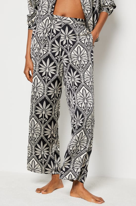 Pantalón con estampado floral;${refinementColor}