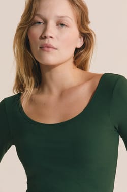 T-shirt met lange mouwen en danserskraag met ge&iuml;ntegreerde bralette;${refinementColor}