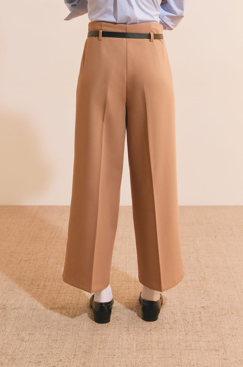 Pantalon cropped;${refinementColor}