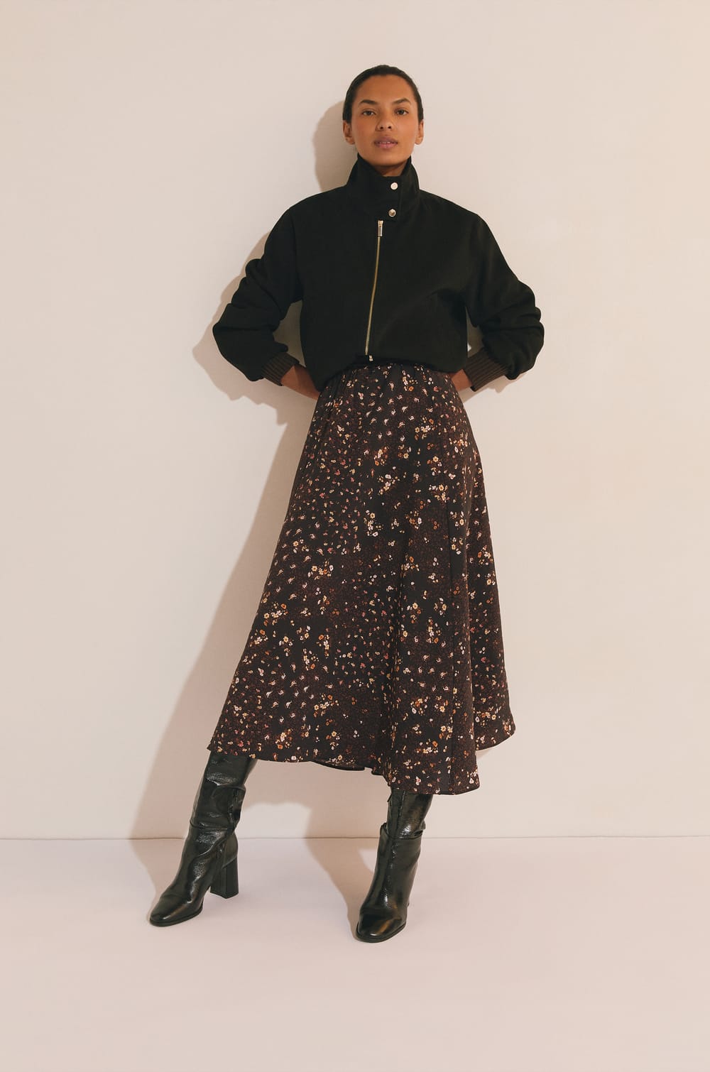 Falda larga con estampado floral;${refinementColor}