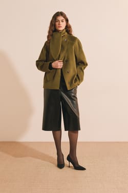 Manteau court avec &eacute;charpe int&eacute;gr&eacute;e et laine;${refinementColor}