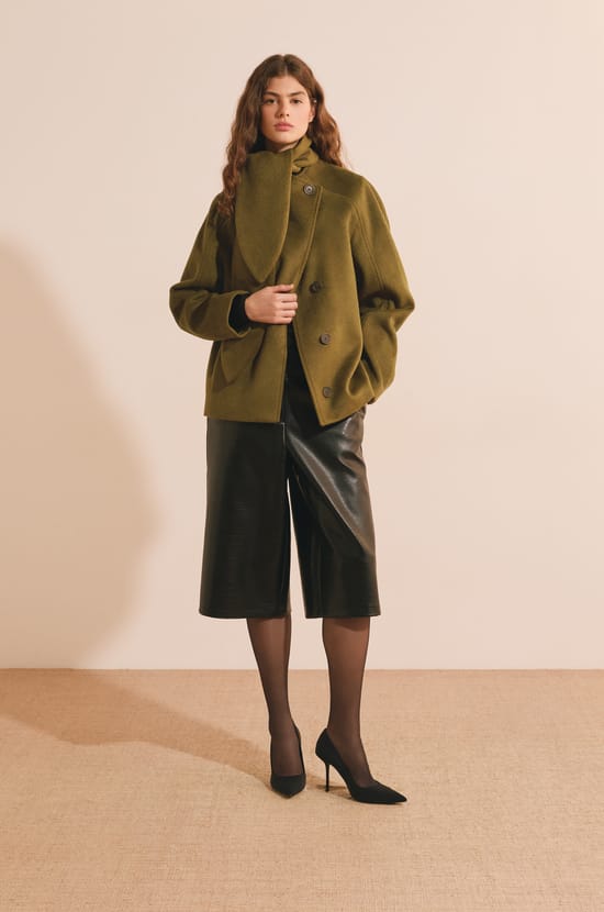 Manteau court avec &eacute;charpe int&eacute;gr&eacute;e et laine;${refinementColor}